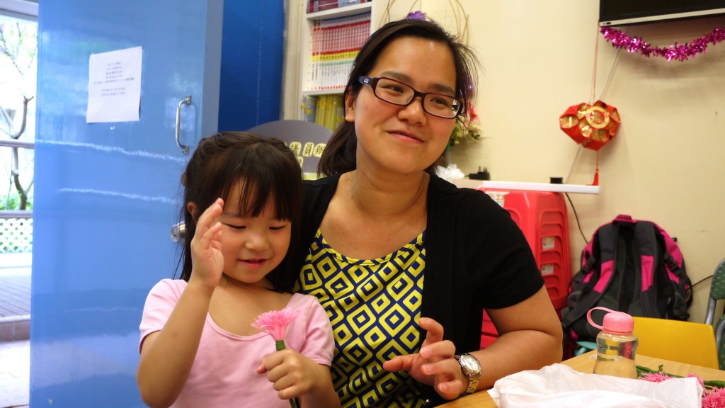 吳太很高興大女兒能透過閱讀提升成績，現正積極為小女兒（圖左）培養閱讀習慣。