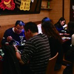 肖先生帶著全家人來品嘗麻辣香鍋，來自四川的太太直呼：「跟家鄉一模一樣！