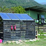 營地設有太陽能板，為提供營地部份電力。
