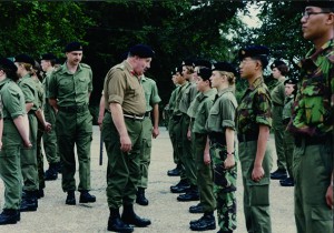 義勇軍少年團到英國交流，右方迷彩制服為義勇軍少年團的學員。(圖片由香港少年領袖團提供)  