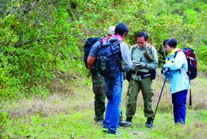 採訪當天，郊野義務搜索隊正要尋找失蹤的行山領隊尹威，他們在討論搜索的路線以及的可能去向。(黎淑怡攝）