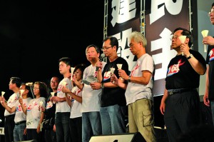 蔡耀昌（右三）於二零一一年六四燭光集會，以支聯會副主席身分致悼辭。(受訪者提供)