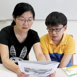 何美儀(左)曾幫兒子趙子翹(右)兩度轉校，希望他能愉快地學習，培養閱讀興趣和好奇心，而非在功課堆中生活。