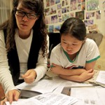 李花香和正就讀小五的女兒研究TSA試題。女兒雖然喜愛閱讀，但已經看厭TSA練習的篇章，只因題材千篇一律。