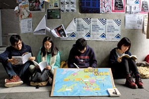 雨傘運動後成立的「中大諗」在三月中發起的抗議行動，數十位同學在中文大學商務書店門外閱讀。(江誠栢攝)