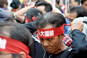 兩年前，碼頭工人在頭上戴上紅頭巾，奮力抵抗碼頭公司和外判商的剝削。（受訪者提供）