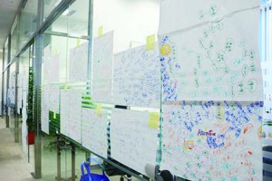 《香港零一》著重討論空間，員工每天上班都開會討論議題，畫了不少概念圖。(陳嘉欣攝)
