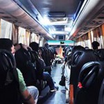 定制巴士內部與一般旅遊巴無異，車廂的座椅較公共巴士舒適。（董凡攝）