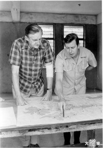 港督麥理浩（左）與林務主管賀以理於1966-67年間商討如何規劃郊野公園。（漁護署提供）