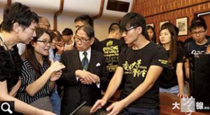 馮敬恩與一眾同學衝入校委會會議室，與時任主席梁智鴻對話。 (《蘋果日報》提供)