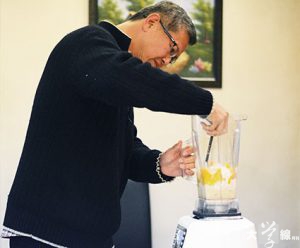郭明慶示範以攪拌機製作鮮果雪糕。（鄭影映攝）