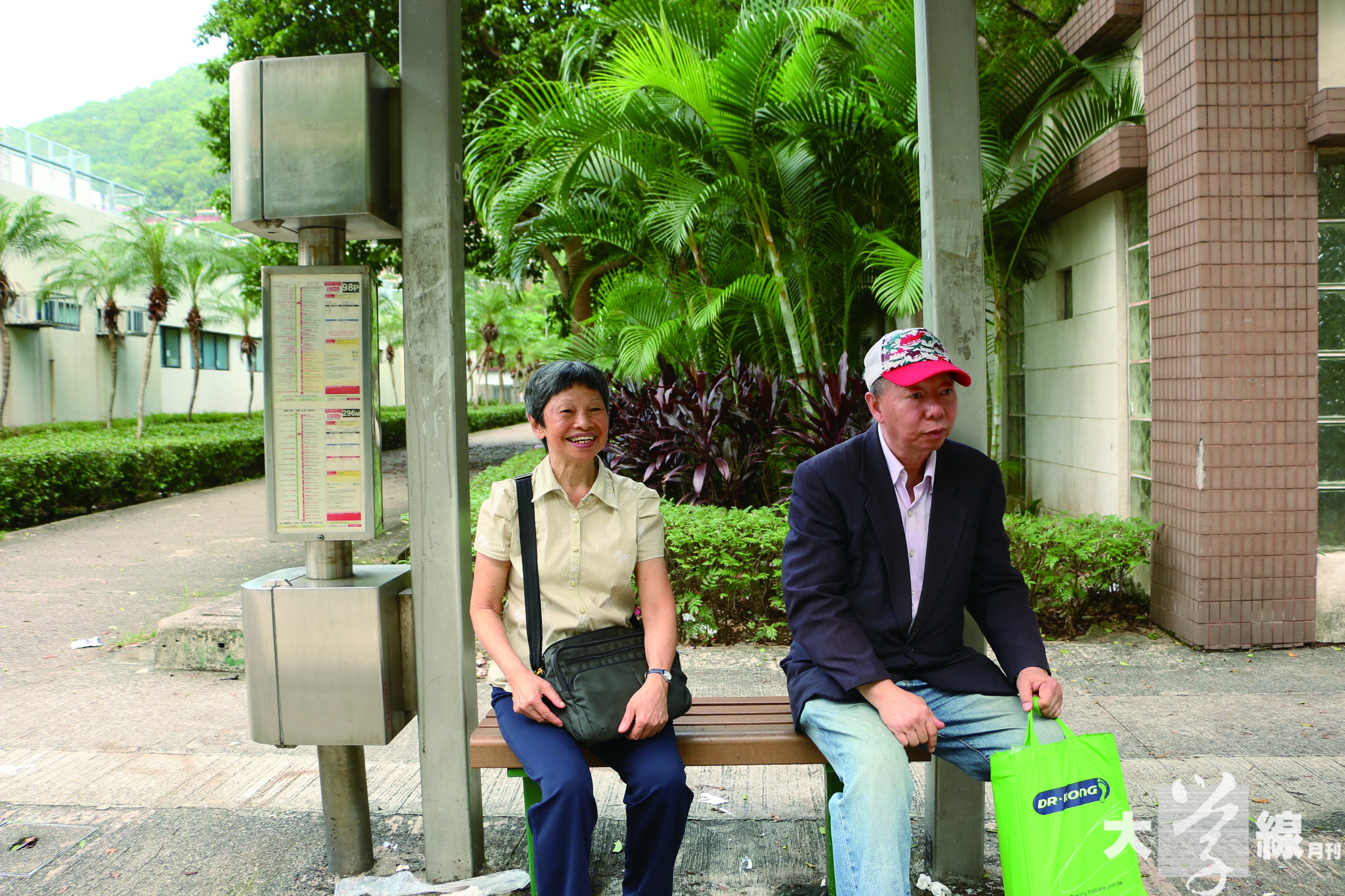麥婉蓮和鄺永泰致力推動長者友善社區，關注會早前成功爭取於巴士站加設候車座位，方便長者休息。（蘇墁鈺攝）