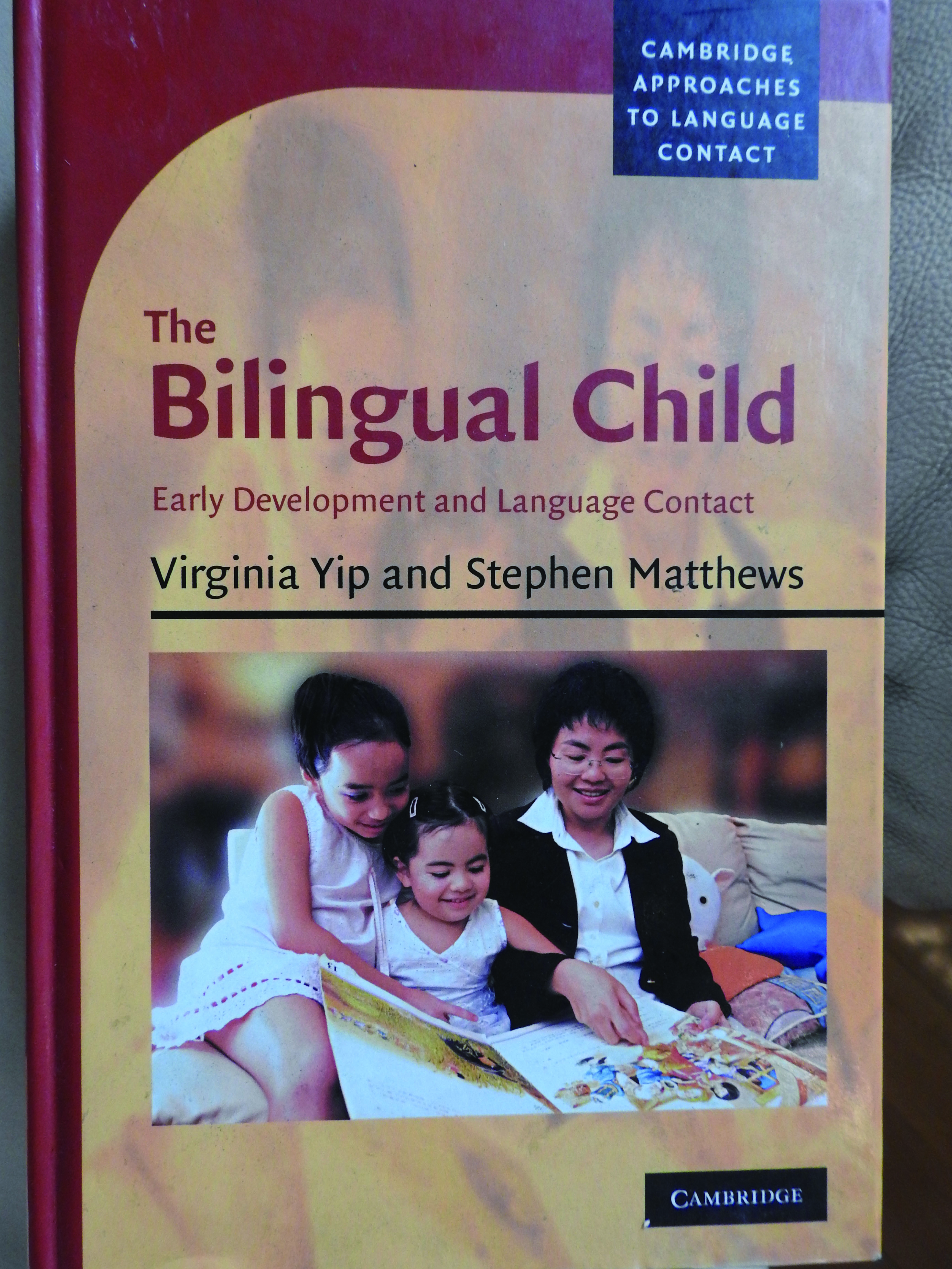 在馬詩帆與太太2007年的著作《Bilingual Child》上，是他們的女兒(左一及左二)。她們現在16歲及20歲，會說流利英語及廣東話。（黃俊浩攝）