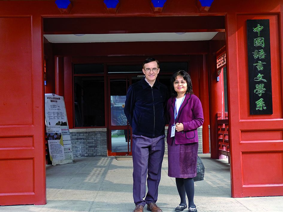 結婚26年，馬詩帆（左）形容太太葉彩燕是他學習廣東話的「幕後軍師」。他前年曾與太太到北京大學出席有關中國語言及文化的國際研討會。(受訪者提供) 