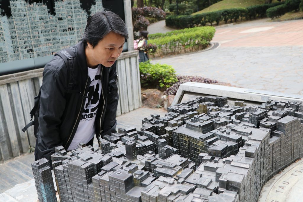 林港輝重臨現已改建成公園的九龍寨城舊址，在模型中尋找舊居位置。（吳映彤攝）