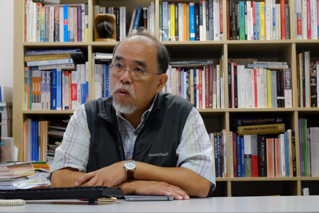 理工大學社會政策研究中心主任鍾劍華指香港在長期照顧方面比很多鄰近國家落後。（杜茗慧攝）