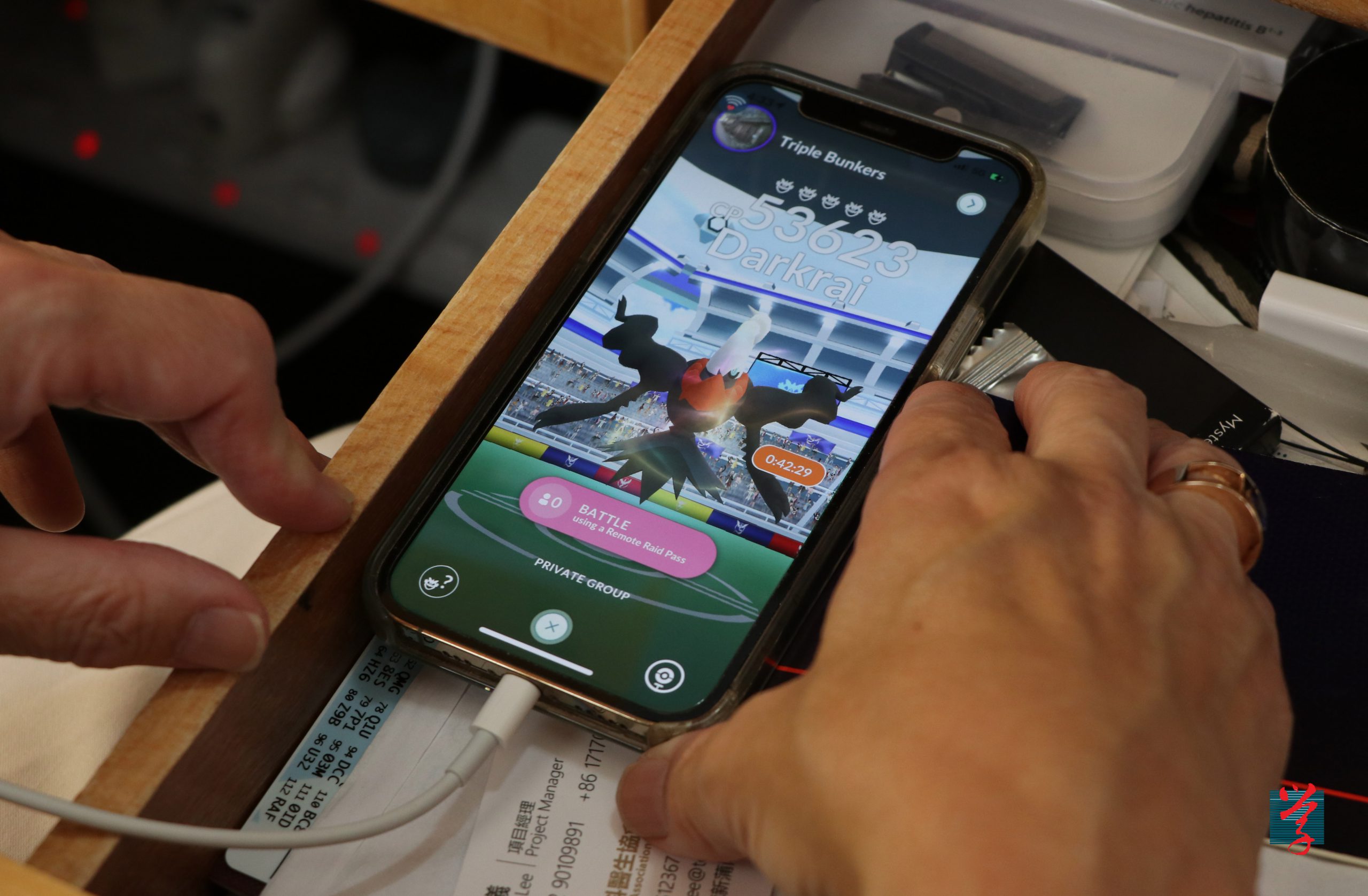 訪問期間，黎青龍將手機放於辦公桌下的抽屜，旁若無人地玩 Pokémon GO 遊戲。（郭海渝攝）