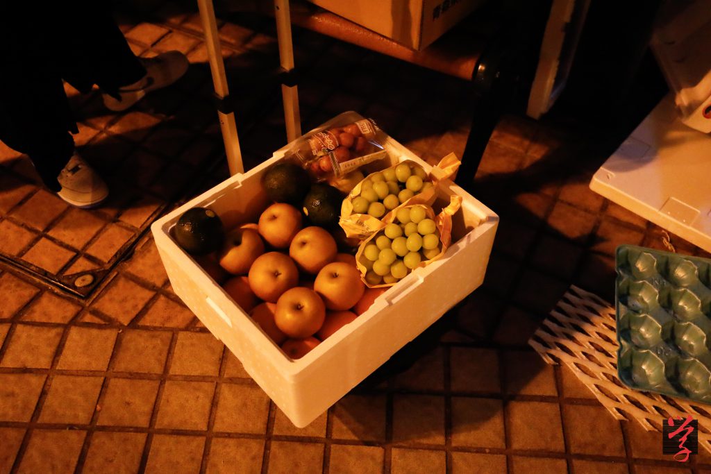 水果團大多購入時令水果，每次約購入五至六款水果，平均每人消費約400元。團友會自備購物袋或購物車帶走水果。