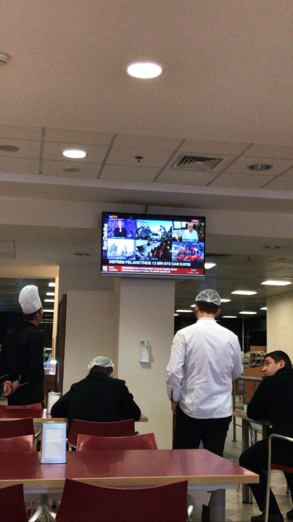 大學線 土耳其地震發生後 餐廳中人們收看地震新聞