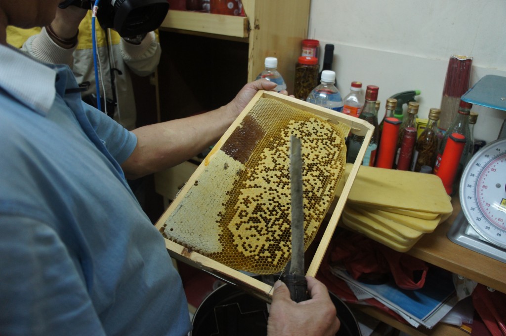 蜂蜜採集後可以立刻食用，亦可以連蜂巢一同進食，當然亦要小心避免弄壞蜂巢。