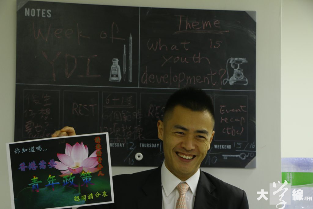  劉鳴煒有一隊團隊為他管理Facebook專頁，並設計宣傳品推廣青年政策。（余卓希攝）