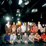台山商會中學校長、戲劇老 師與中五戲劇班學生在校內戲劇室的合 照，戲劇室設有專業的燈光和攝影系統。