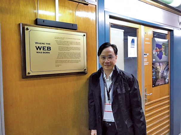 互聯網在CERN的總部誕生，盧煜明直言有機會親臨朝聖，感覺「好正」。（受訪者提供）