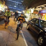 參加者騎著單車穿梭於大街小巷，兩旁皆 是富有香港特色的地道商鋪。