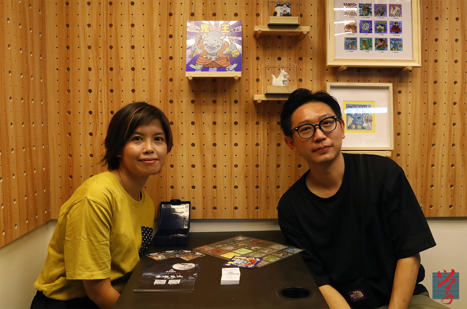 《豚肉窩貼》的Cathy（左）和Nicky（右）希望透過作品保存香港文化。（鄒仲婷攝）