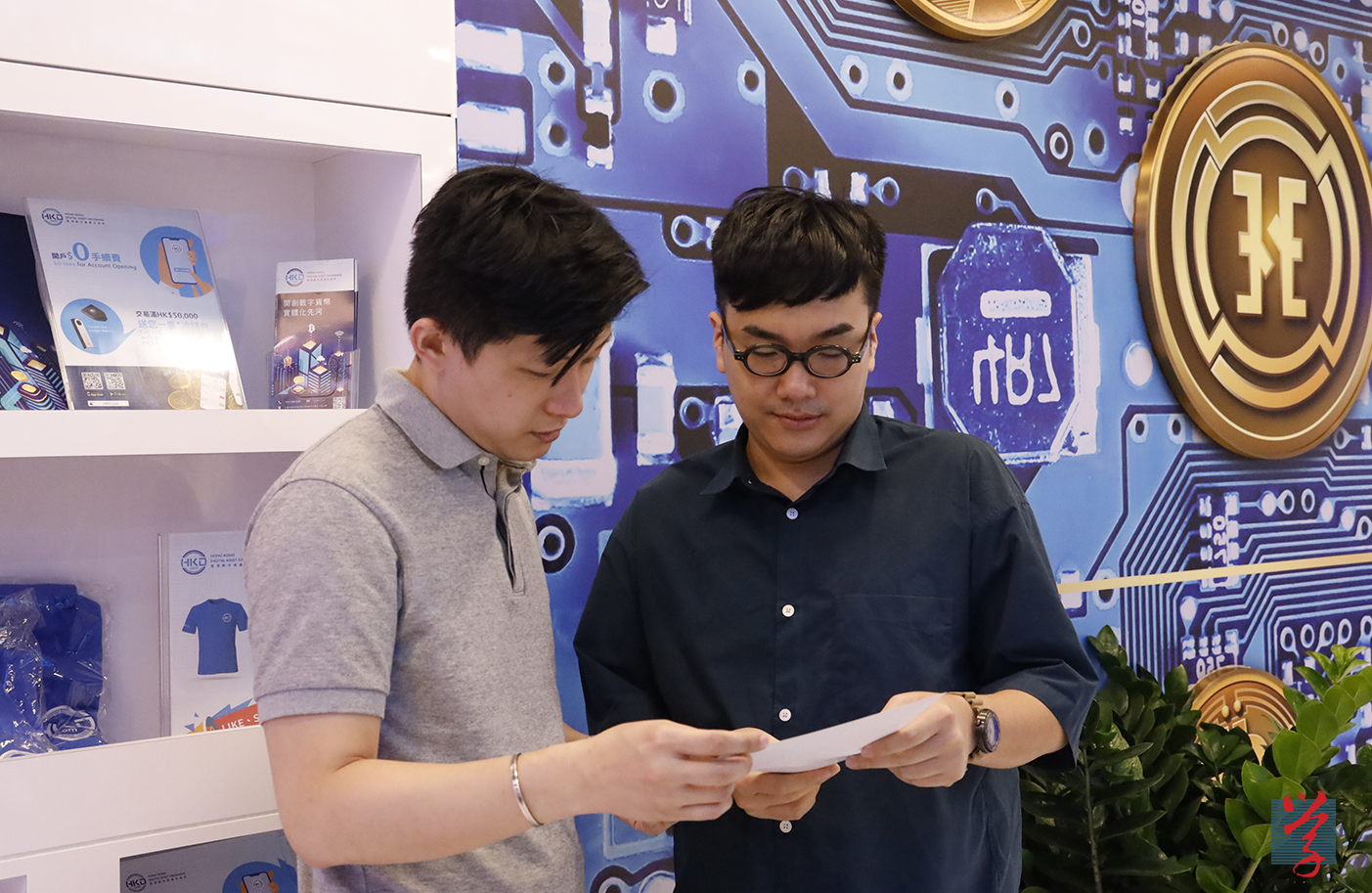 尹建霖（左）及梁紹彤都提到數碼資產普及化是香港繼續發展NFT的關鍵。（鄒仲婷攝）