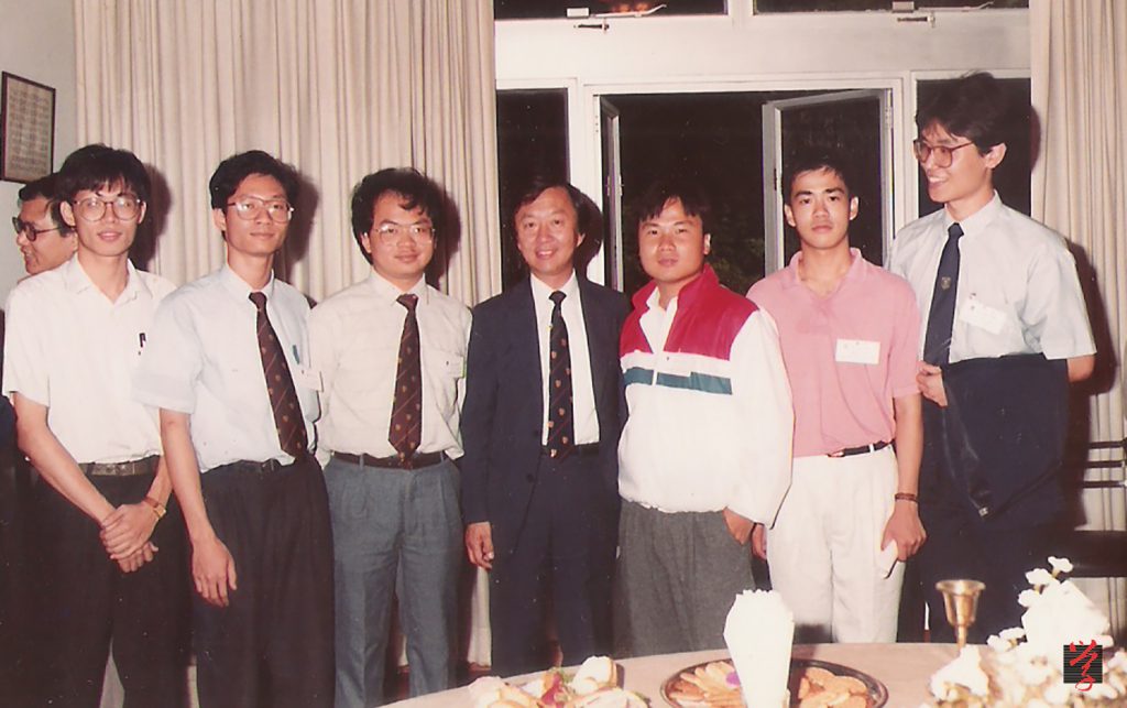 蔡子強（左三）及一眾學生代表於1987年在中大校長官邸漢園與時任校長高錕聚會。（受訪者提供）