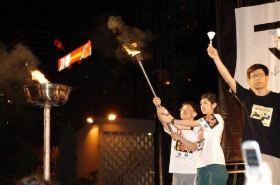 2005年六四晚會，周澄（中）以支青身份傳遞火炬。（受訪者提供）