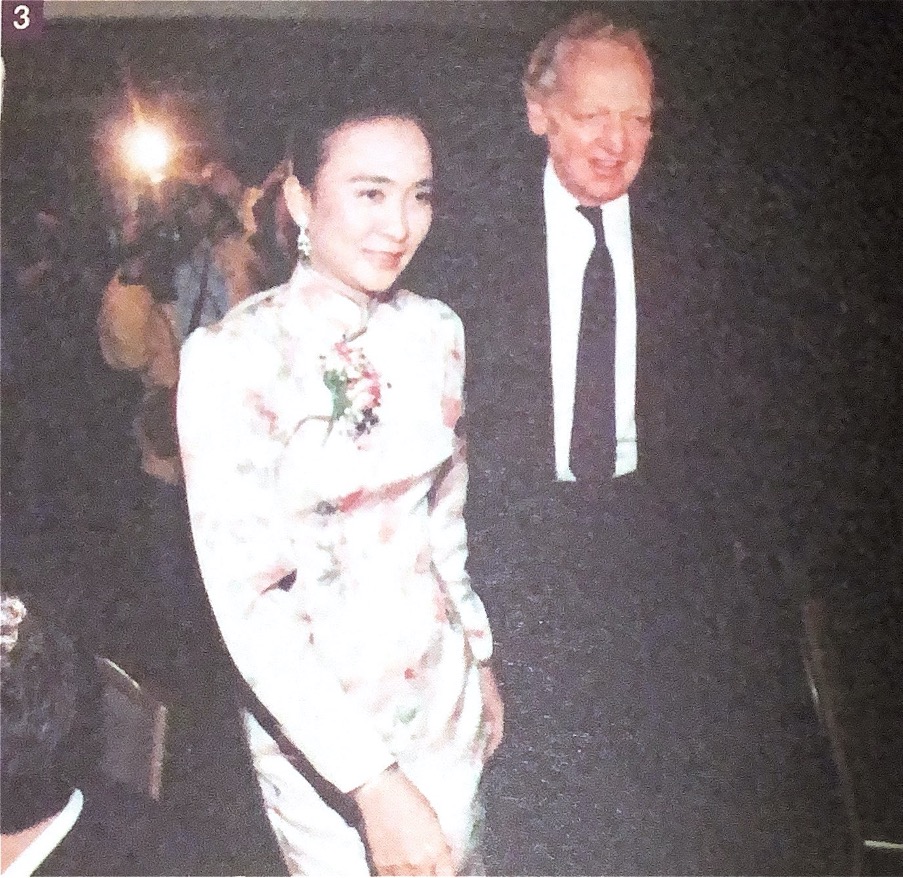 劉慧卿（左）與布政司霍德（右）出席1991年籌款晚會（撮自香港記者協會《逆風．堅持：香港記者協會五十周年》）