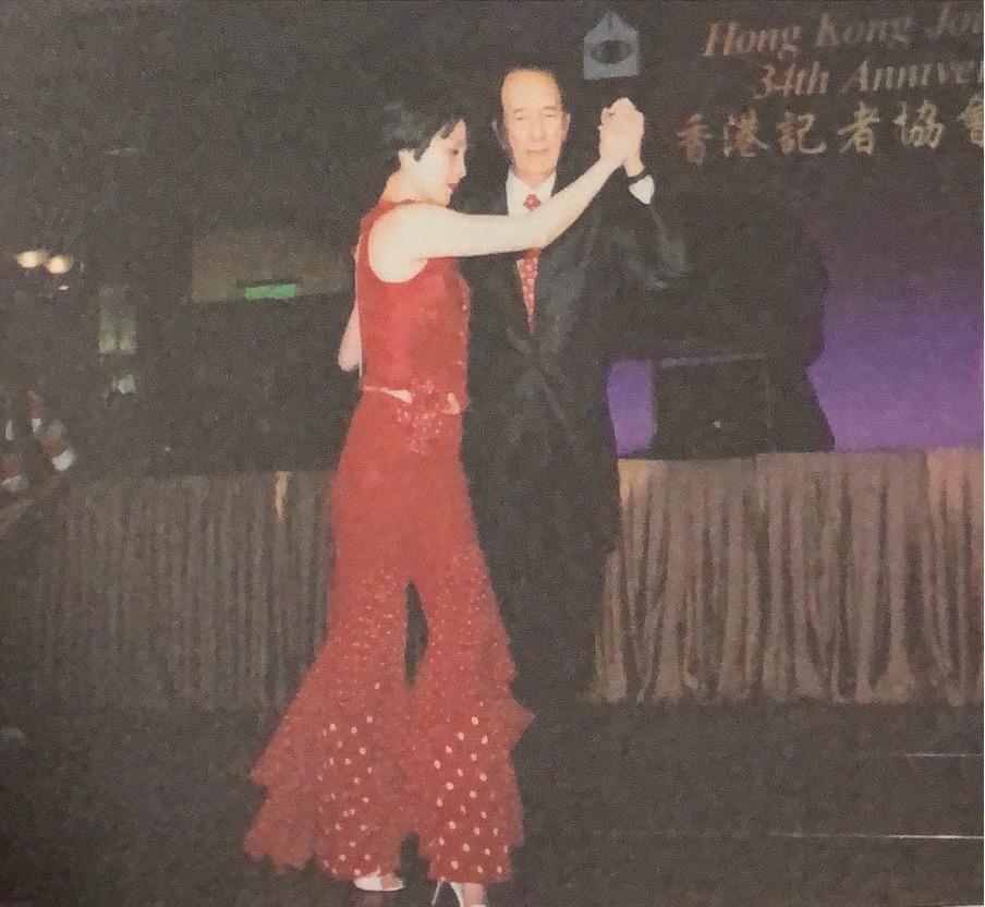 澳門賭王何鴻燊與四姨太於2002年籌款晚會跳舞（撮自香港記者協會《逆風．堅持：香港記者協會五十周年》）