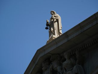 終審法院外的正義女神雕像。（郭海渝攝）