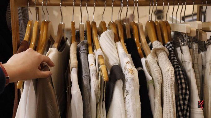 一些香港時裝界從業員以舊衣改造、二手衣物消費等綠色時尚對抗「快時尚」。（周杏琳攝）