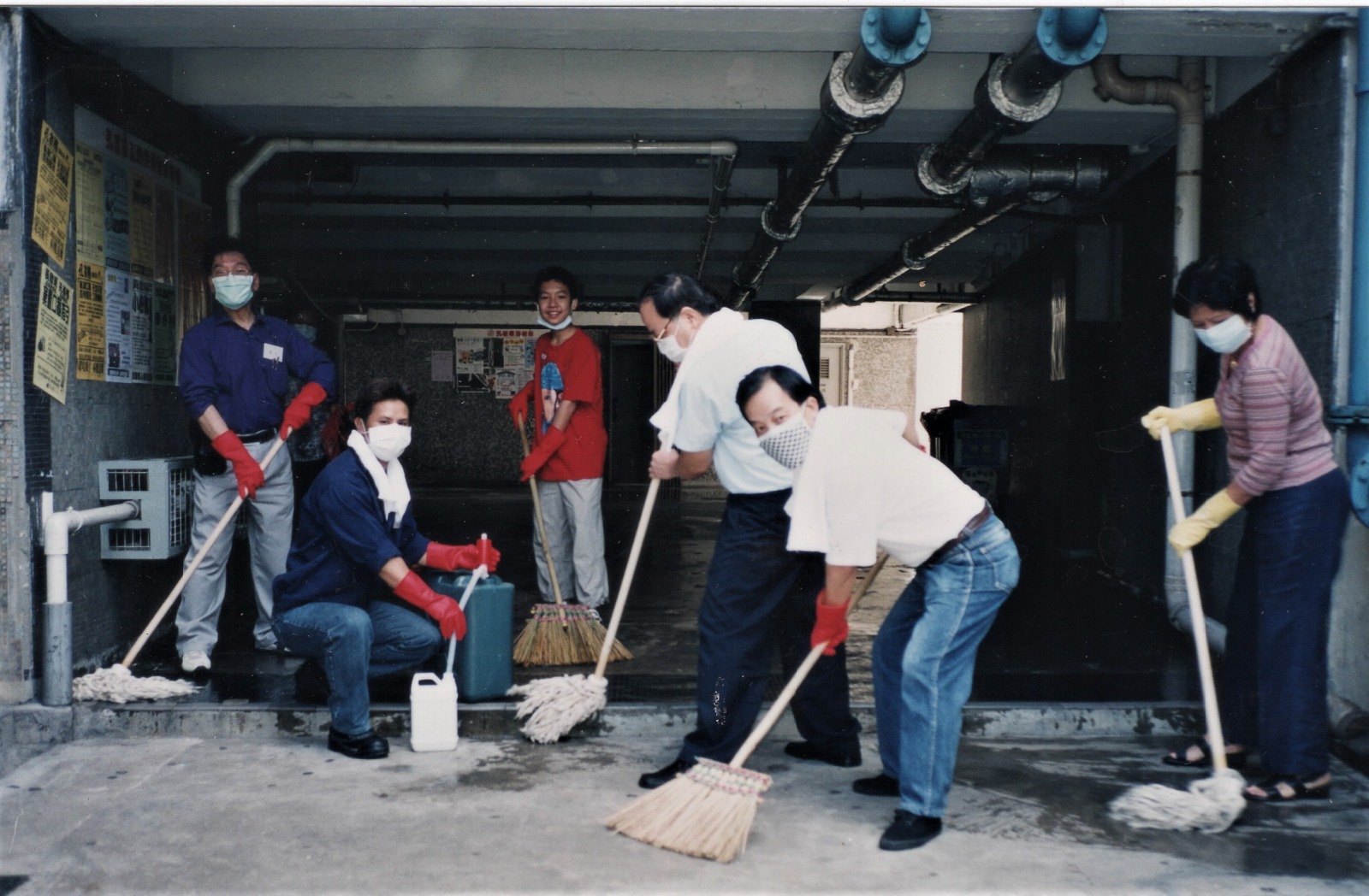 2003年沙士期間，孔雀樓互委會在大堂大掃除。