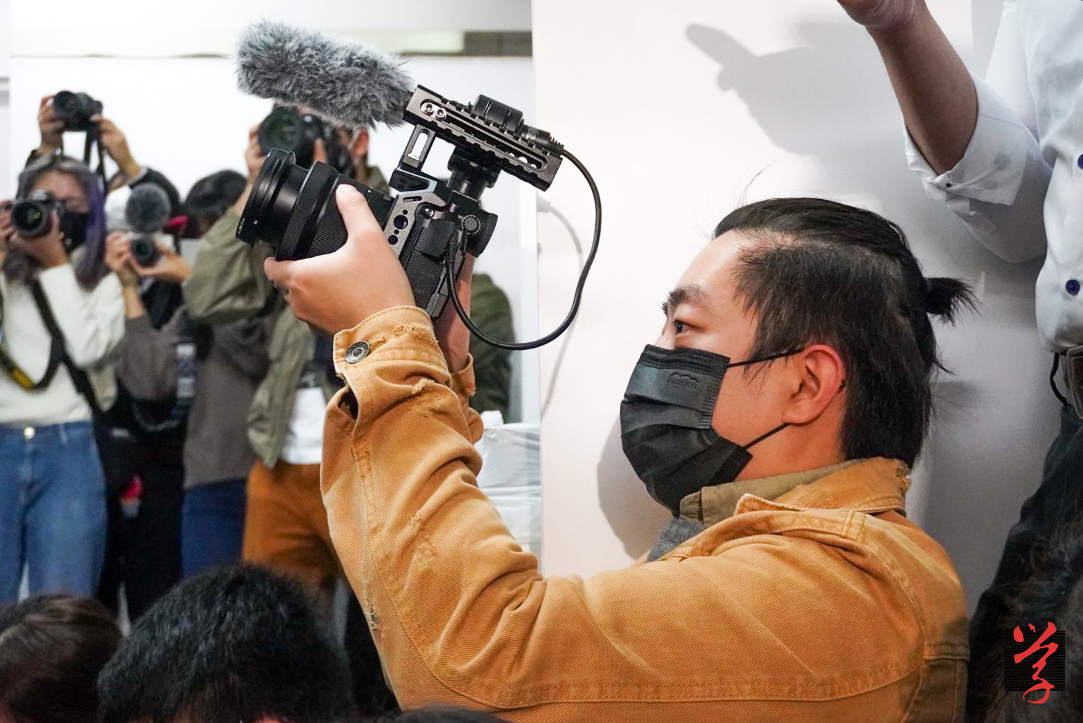 一名機構前記者拿起攝錄相機，記錄新聞場面。大城誌 張凱傑  一人新聞台