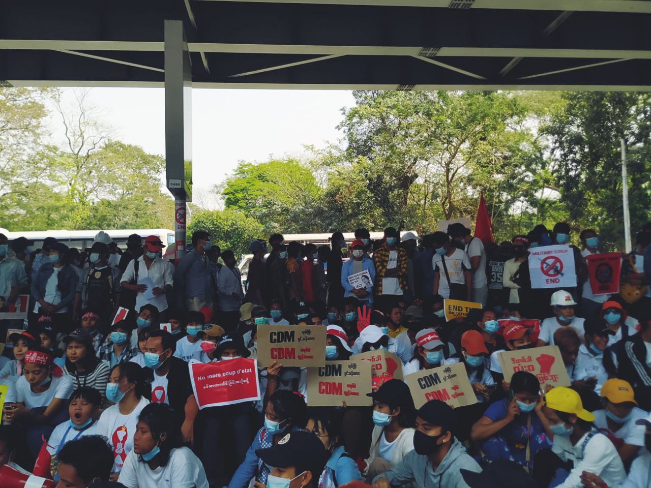 大學線 CDM示威者大多為年青人，他們舉起標語，進行和平抗議