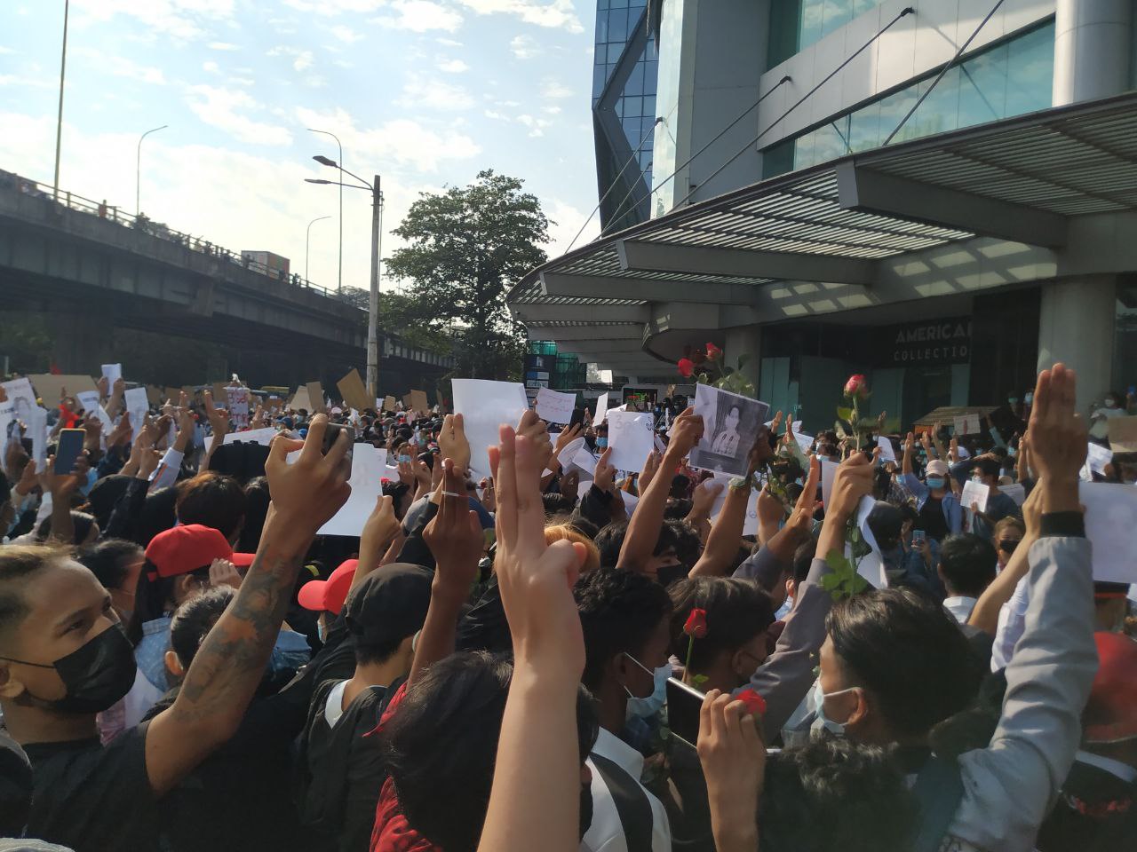大學線 Junie曾參與遊行 示威者遊行時舉起三指手勢，那是緬甸與泰國政府運動中常見的標誌性手勢。