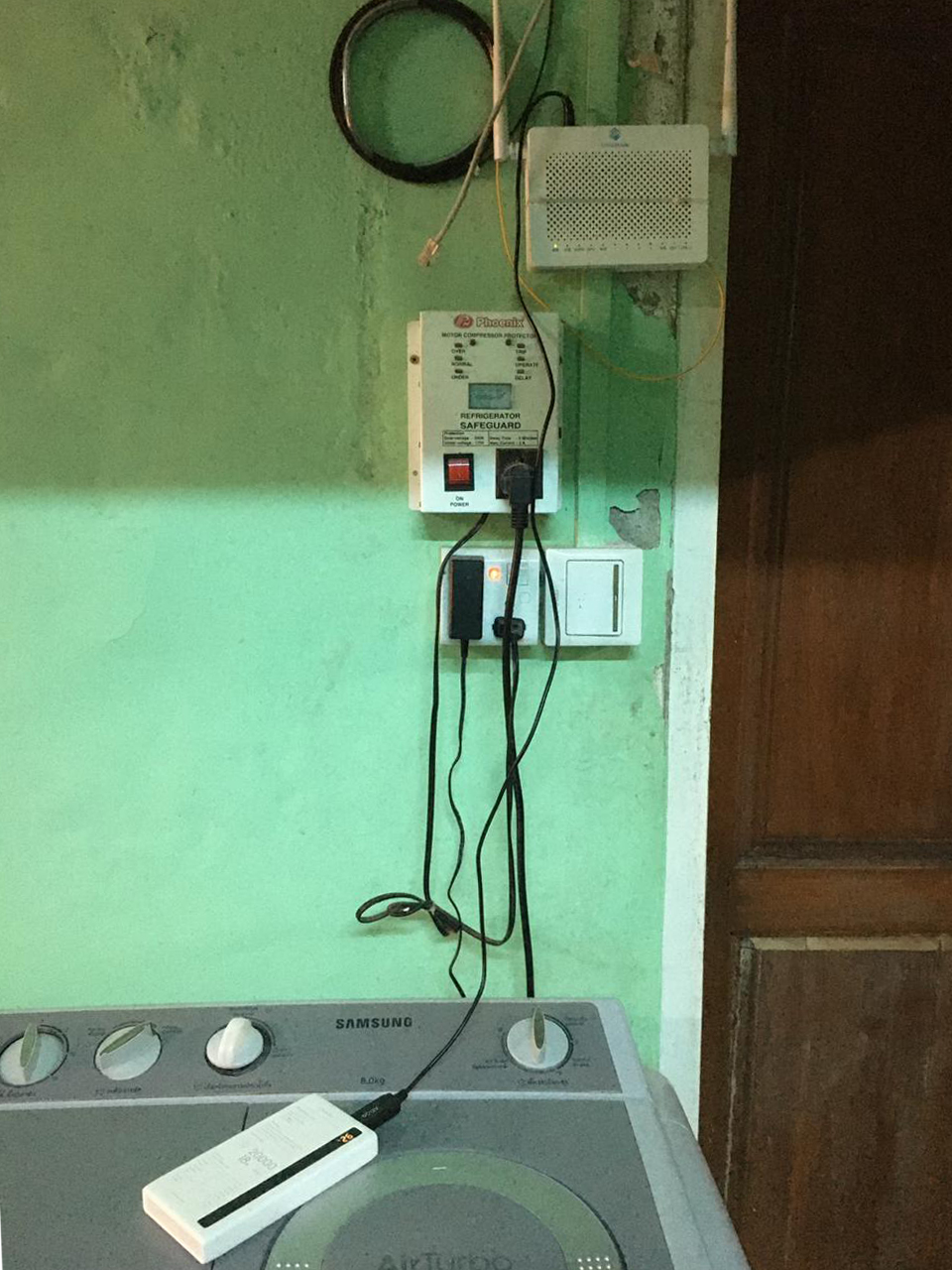 大學線 緬甸學生Junie家中的無線路由器斷電後需要由充電寶供電