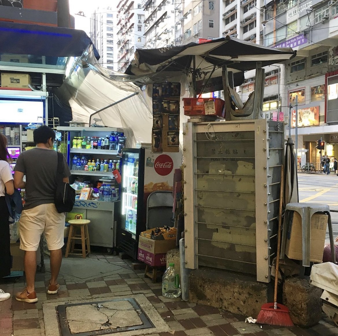 融入報紙檔的 電箱 位於銅鑼灣