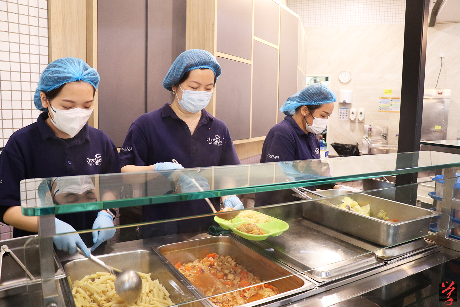 福建中學附屬學校飯堂每天準備約700份午餐。