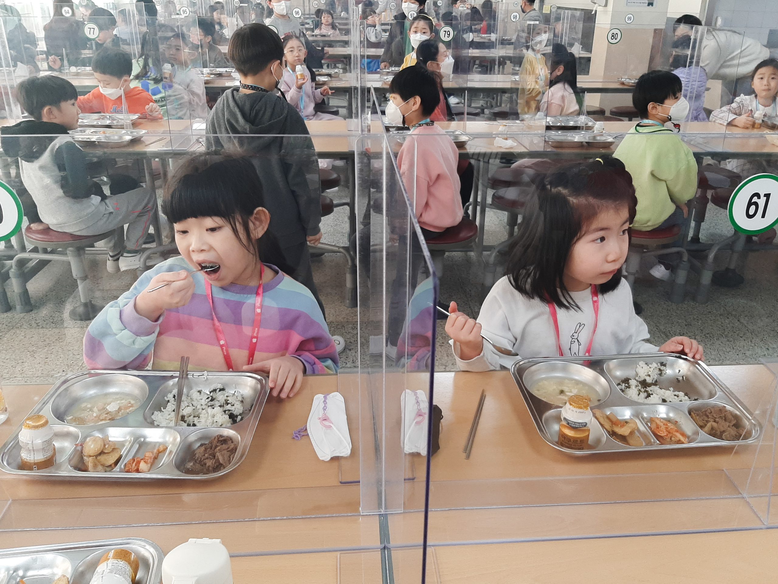 身處韓國的阿妙女兒就讀的小學，六至七百名學生分兩個時段午膳，共有七名廚工處理。