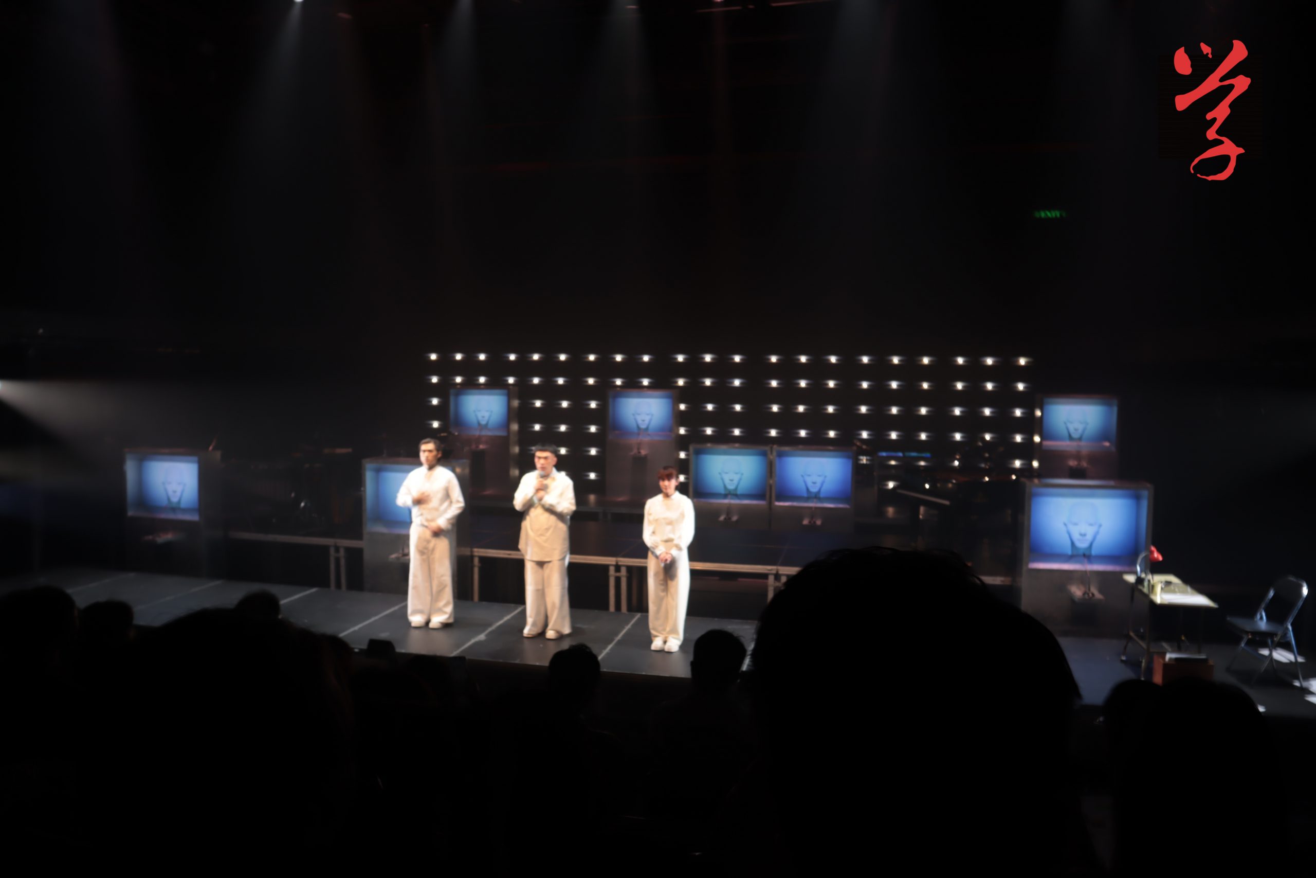 《人類協奏曲》表演現場有八塊顯示AI容貌的電子屏幕及三名表演者