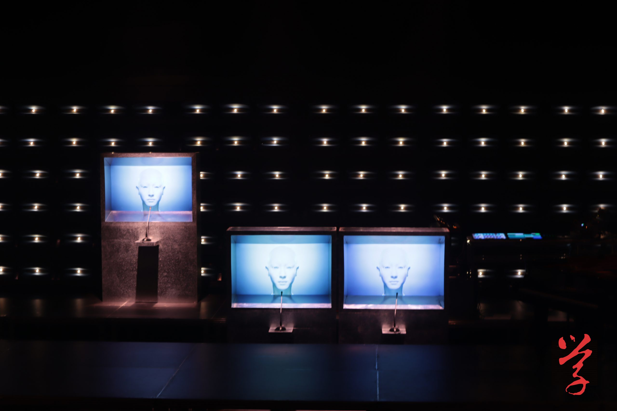 《人類協奏曲》舞台上的電子屏幕清晰可見AI模擬人類的影像