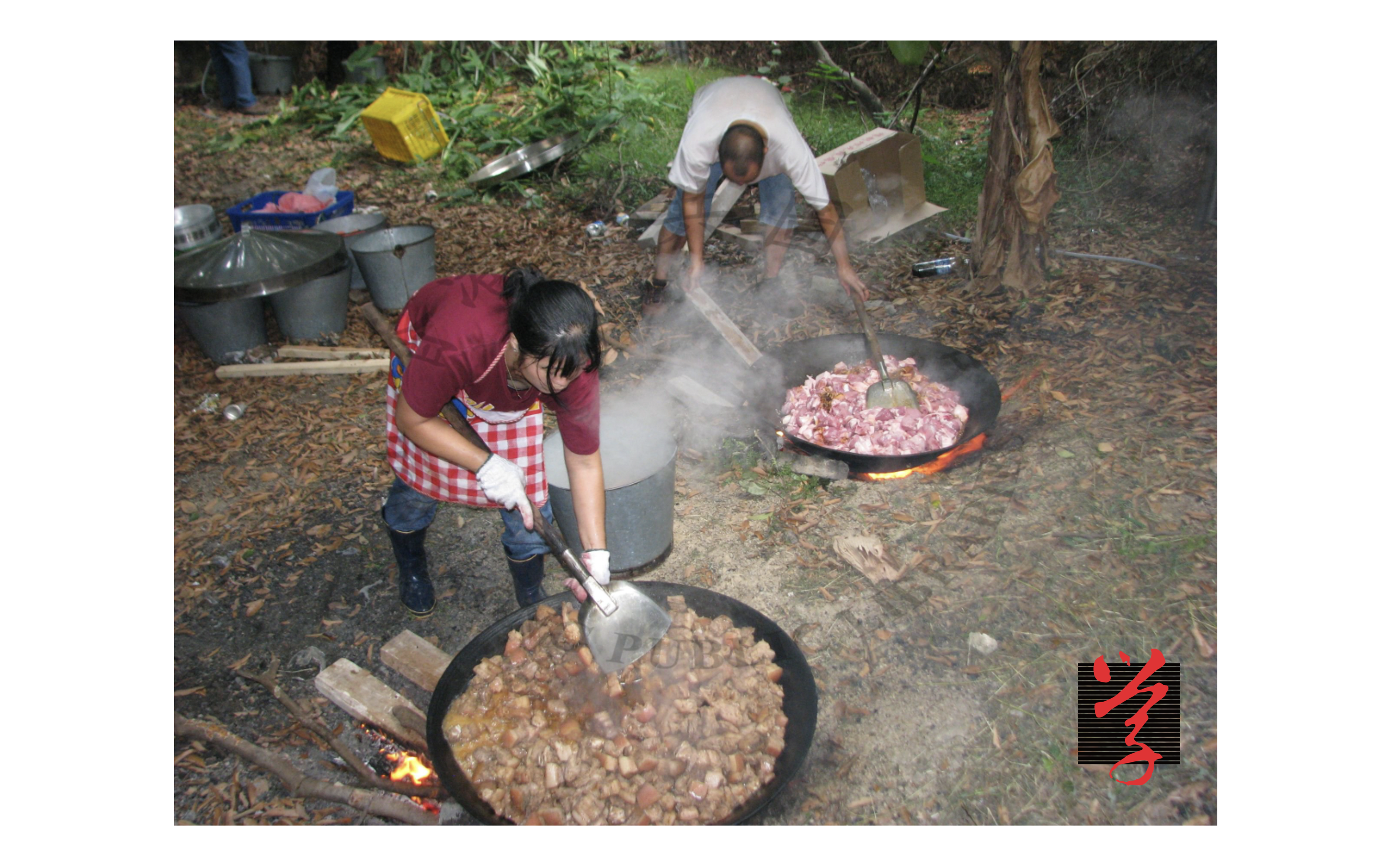 新界原居民以前的「食山頭」習俗，相中女子正在拜祭時就地砌爐煮盆菜。