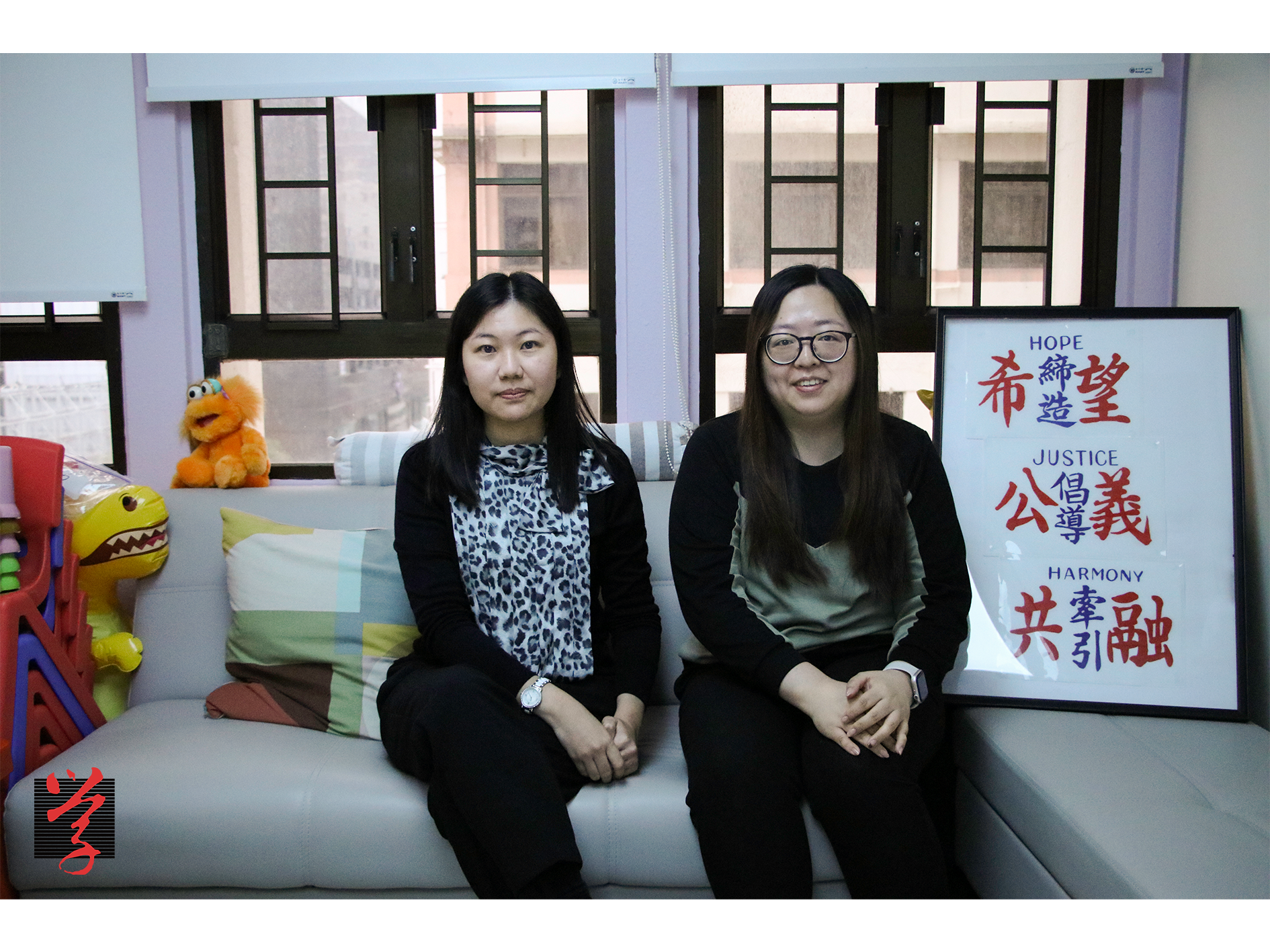 大學線 香港基督教服務處學校社會工作服務主任陳凱雯（左）及中學駐校社工尤文祺（右）均認為，單憑社工不能處理所有學生輕生問題，家長和老師亦須一同合作。（羅杏兒攝）