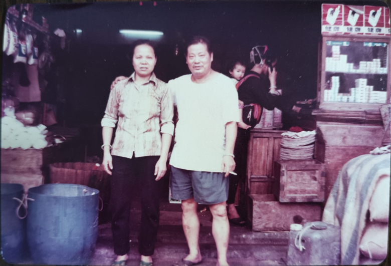 八十年代，斌哥父母在逸生昌門前的合照，當時的貨物多到要放出門口。