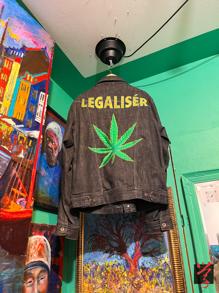 城內不少商店售賣推廣丹麥大麻合法化的產品，圖中為一件印有大麻合法化的牛仔外套。